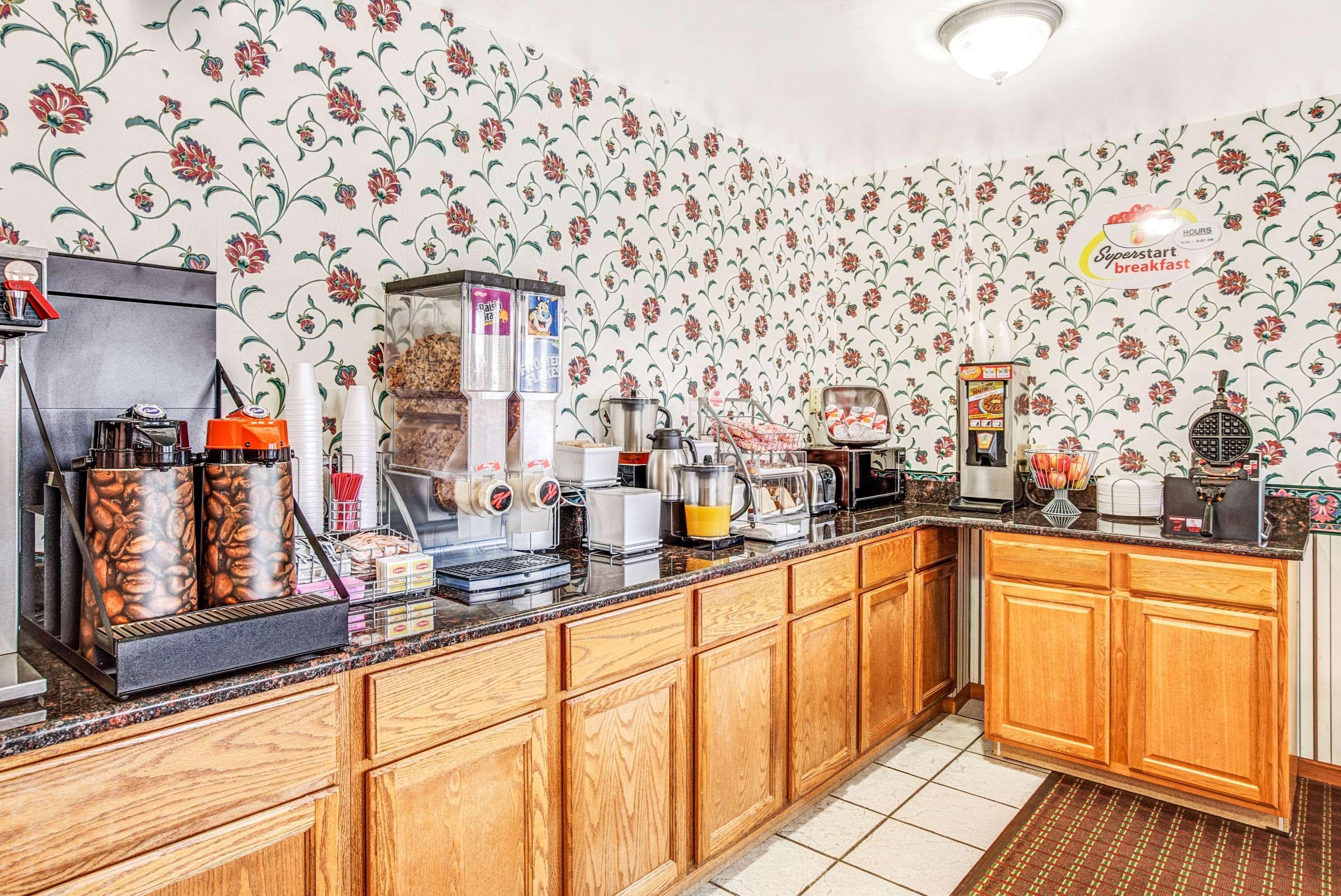 Super 8 By Wyndham Mchenry Fox Lake Area Buitenkant foto