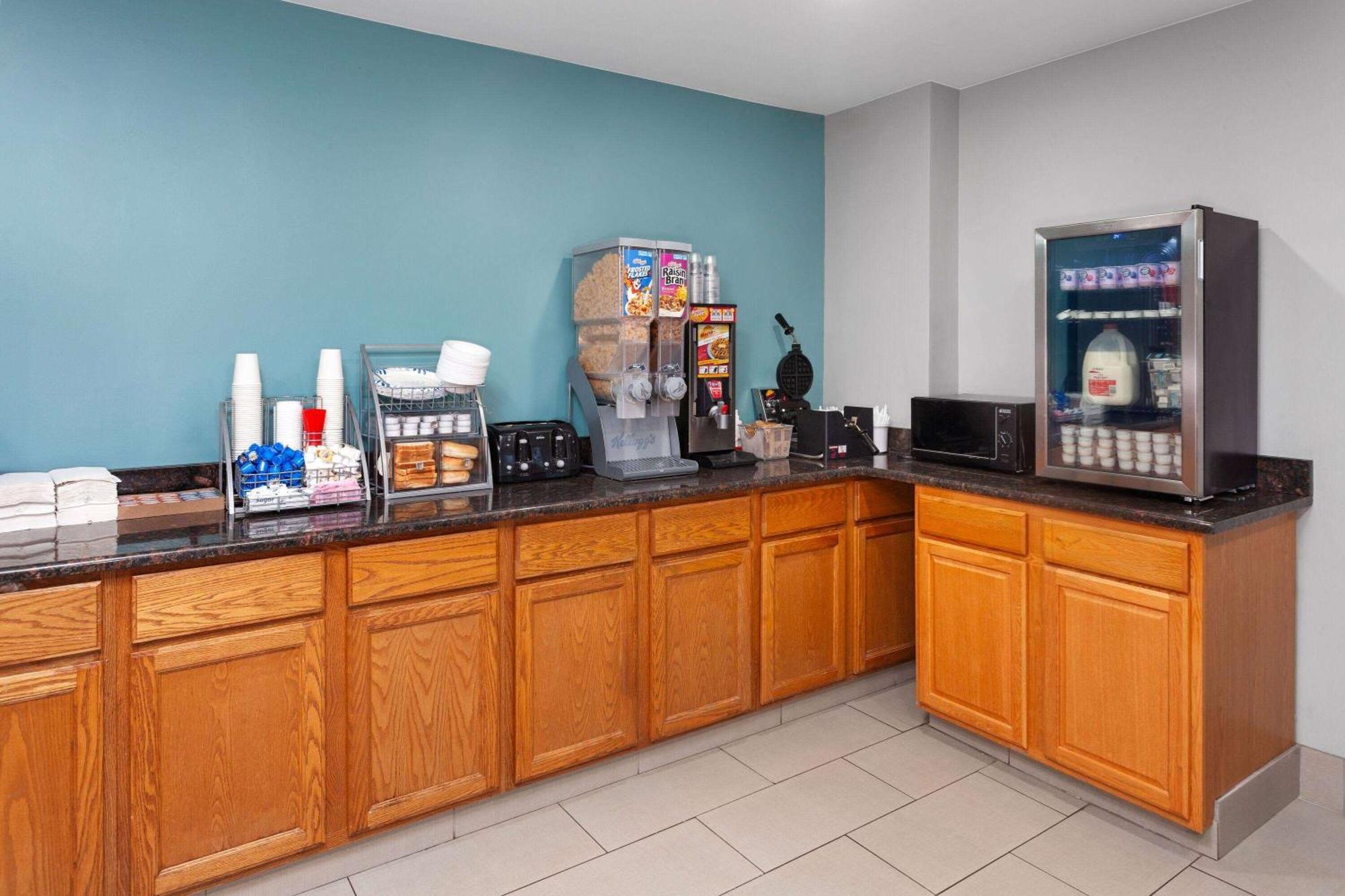 Super 8 By Wyndham Mchenry Fox Lake Area Buitenkant foto