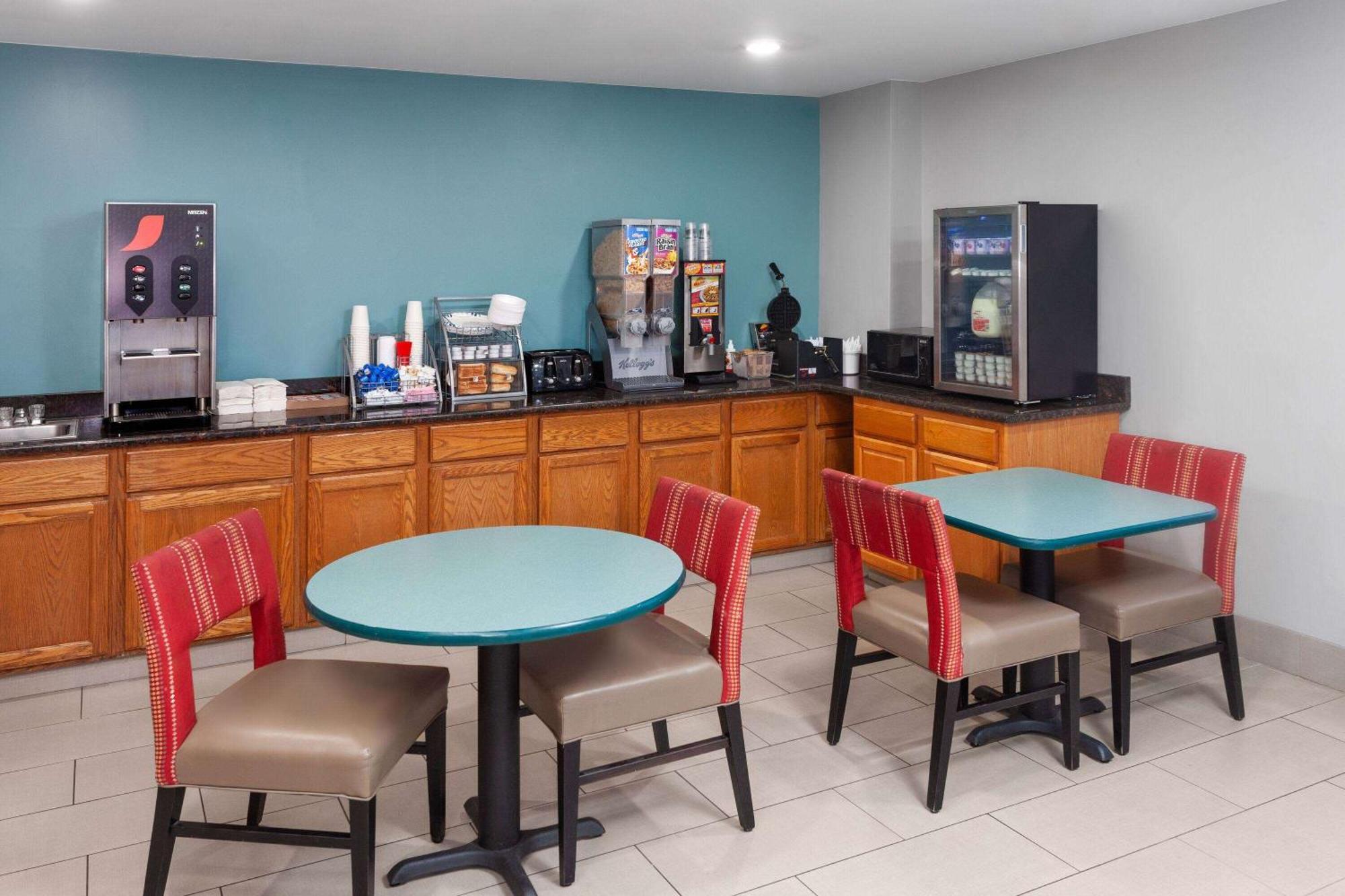 Super 8 By Wyndham Mchenry Fox Lake Area Buitenkant foto
