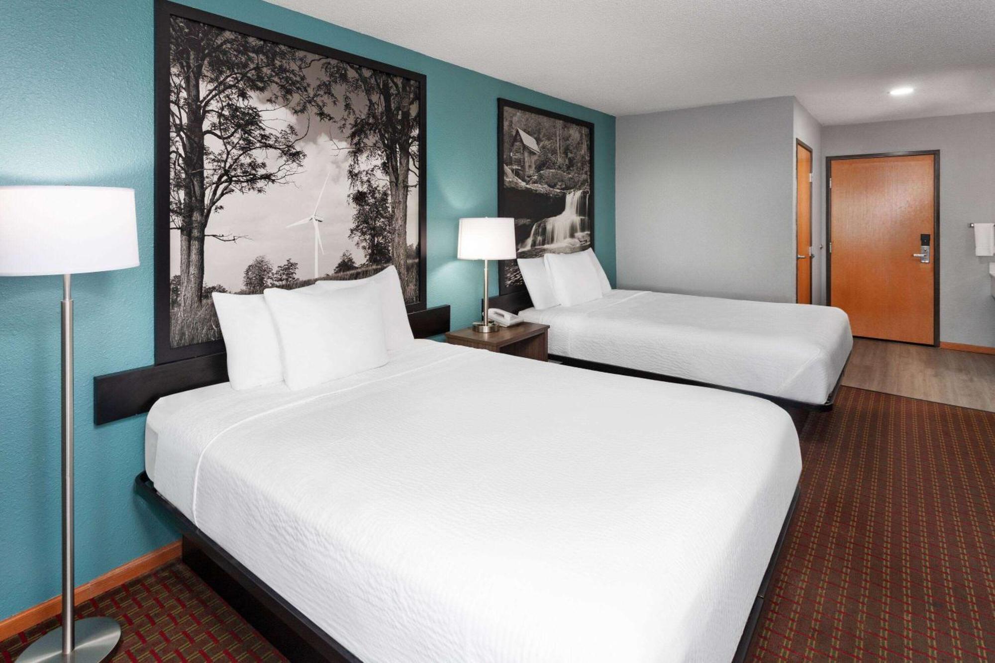 Super 8 By Wyndham Mchenry Fox Lake Area Buitenkant foto