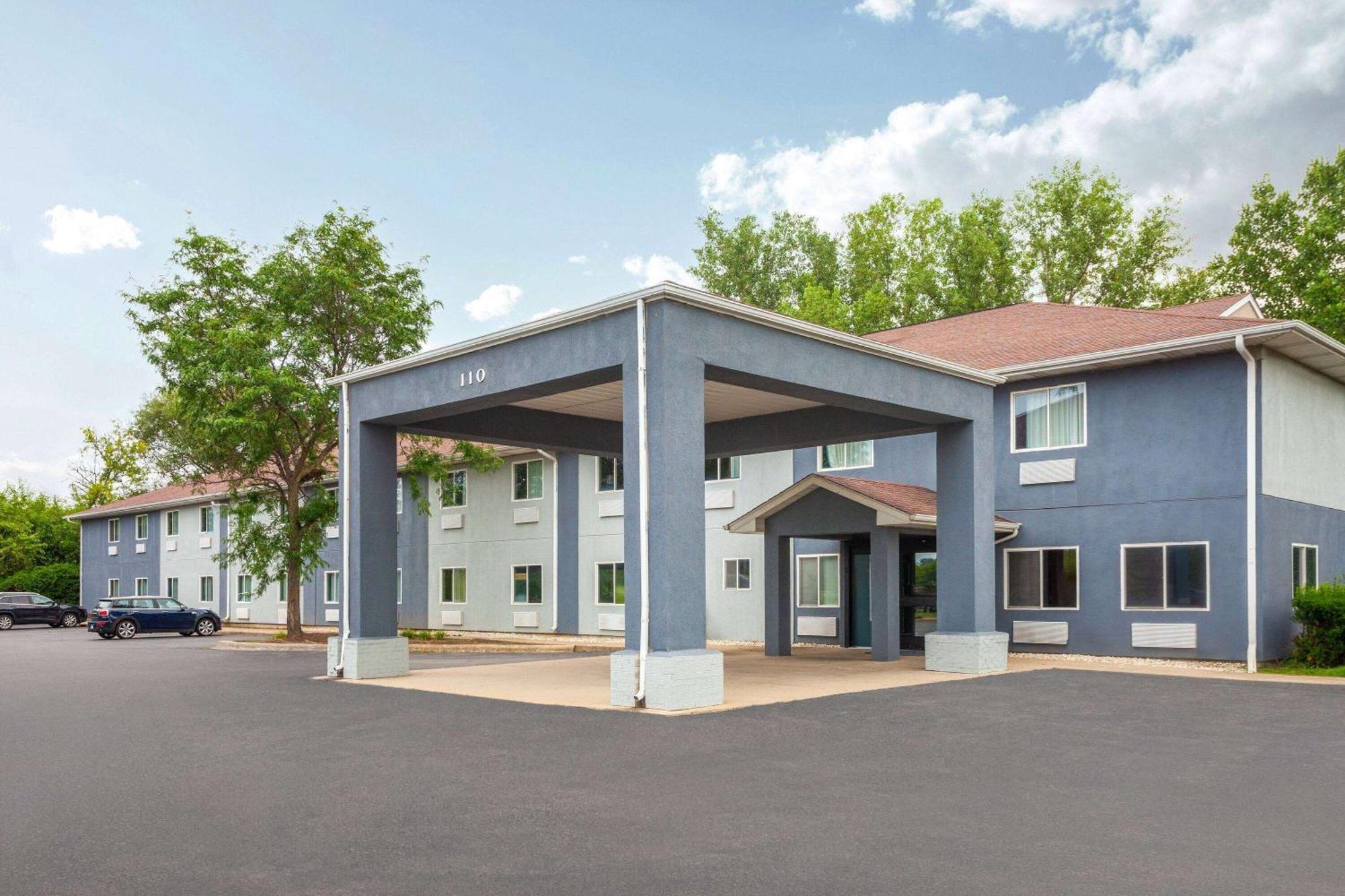 Super 8 By Wyndham Mchenry Fox Lake Area Buitenkant foto