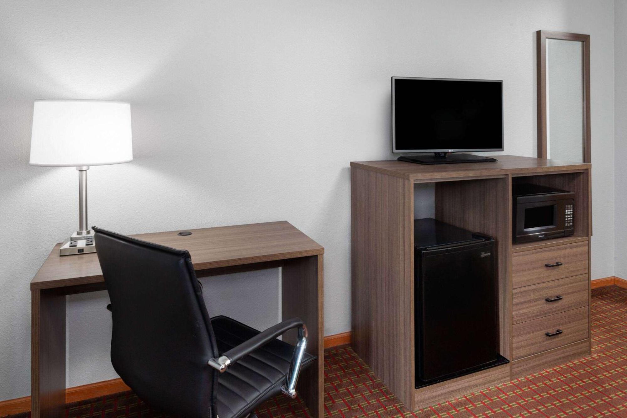 Super 8 By Wyndham Mchenry Fox Lake Area Buitenkant foto
