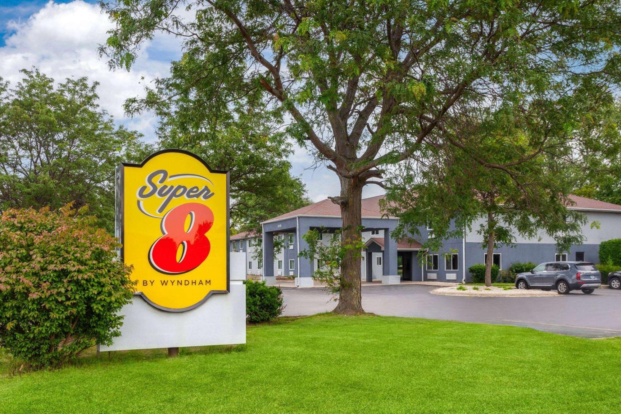 Super 8 By Wyndham Mchenry Fox Lake Area Buitenkant foto