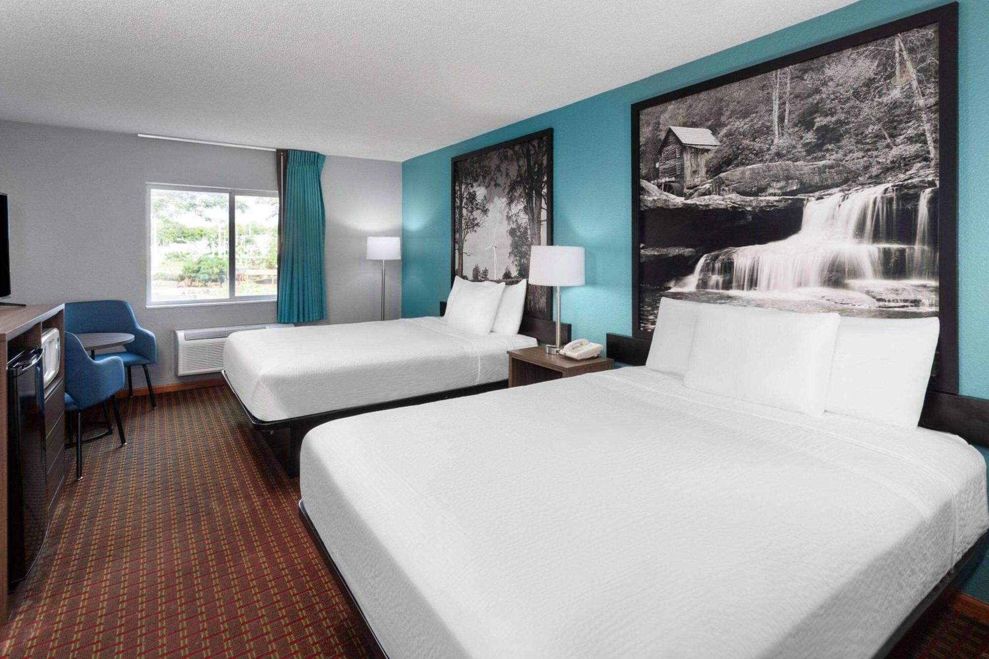 Super 8 By Wyndham Mchenry Fox Lake Area Buitenkant foto